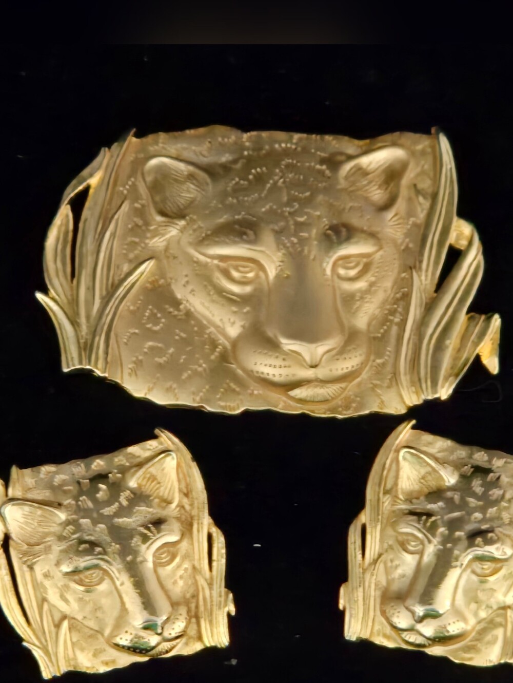Vintage Parklane Brushed Gold Leopard Pendant Brooch and Clip On Earrings